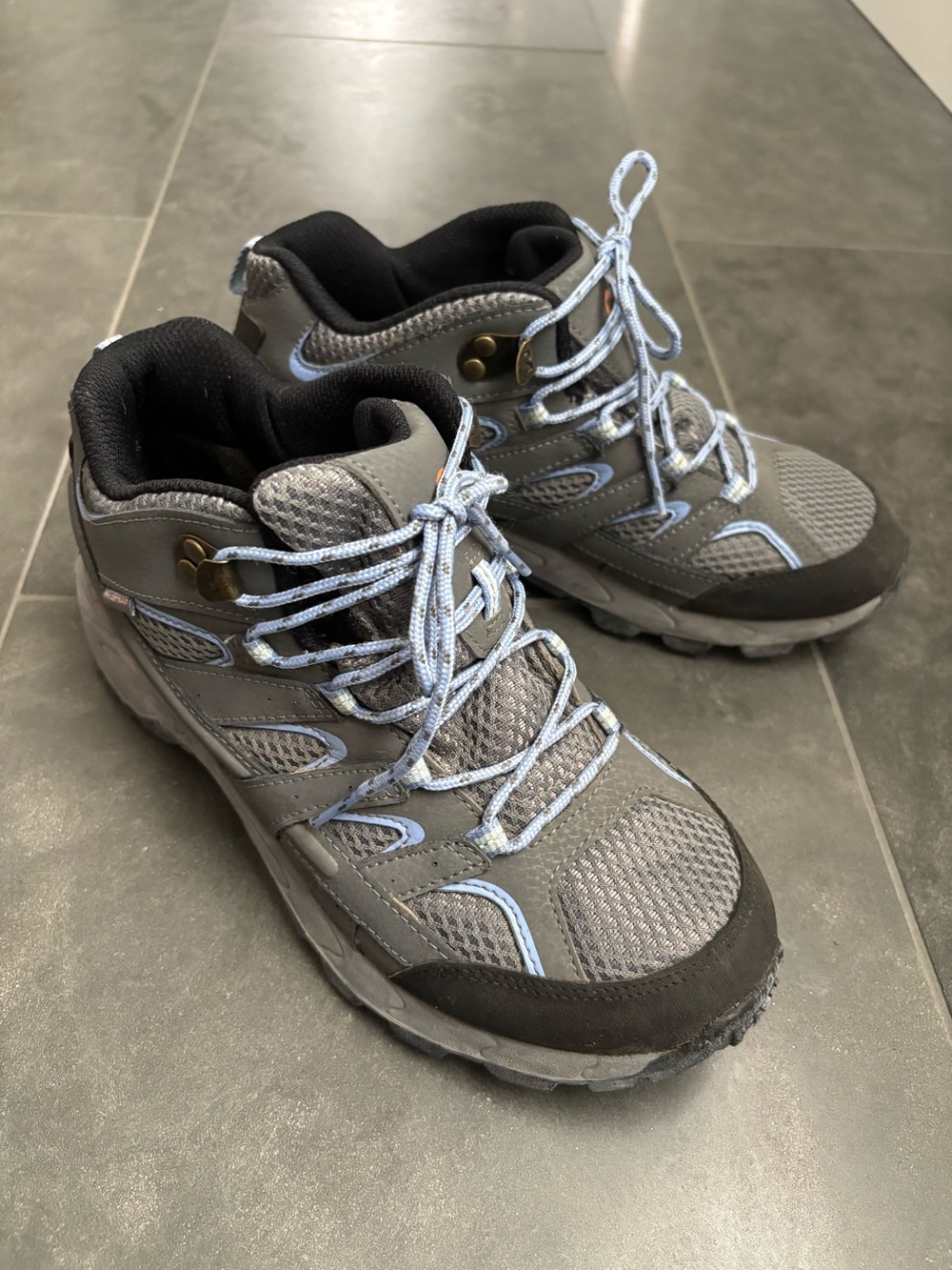 Merrell Kids' Moab 3 Mid Waterproof hiking boot size 5.5 big kids